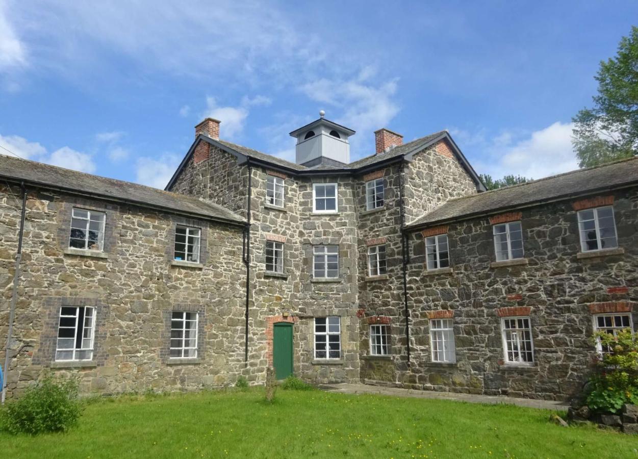 Llanfyllin Workhouse - Y Dolydd Hostel Exterior photo